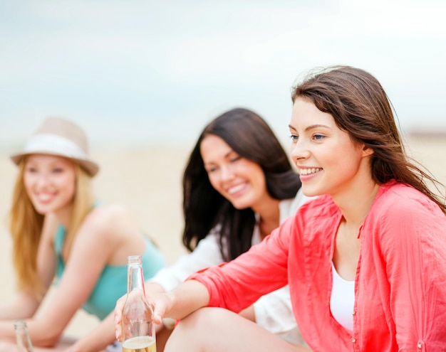 vacances d'été et vacances - filles avec boissons sur la plage