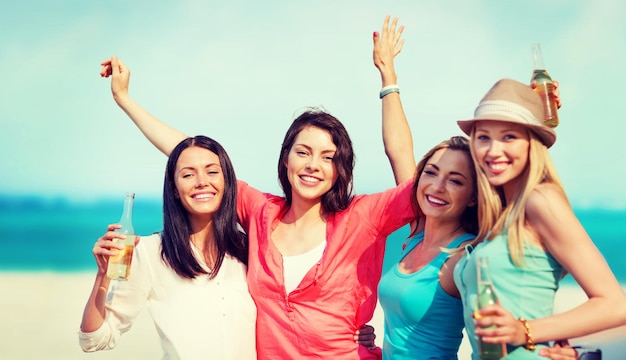 vacances d'été et vacances - filles avec des boissons sur la plage