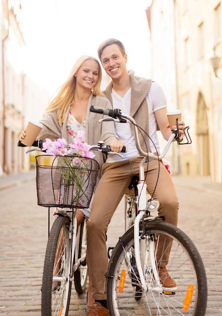 vacances d'été, vélos, amour, relation et concept de rencontres - couple avec vélos dans la ville