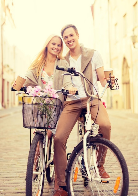 vacances d'été, vélos, amour, relation et concept de rencontres - couple avec des vélos dans la ville