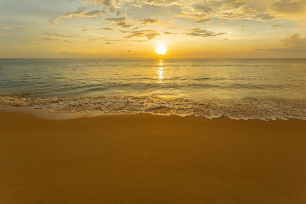 Vacances d'été et voyage au coucher du soleil sur la plage tropicale