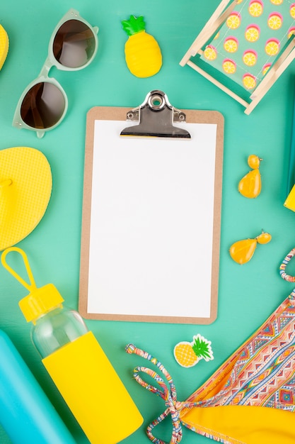 Vacances d'été, voyage, concept de tourisme à plat. Plage, campagne, accessoires urbains décontractés flatlay