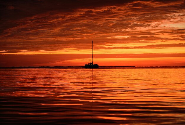 Photo vacances d'été yacht océan bateau naviguant sur les voiliers de la mer au coucher du soleil