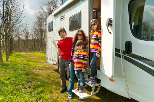 Photo vacances en famille, camping-car en vr avec enfants, parents heureux avec enfants en voyage de vacances en camping-car