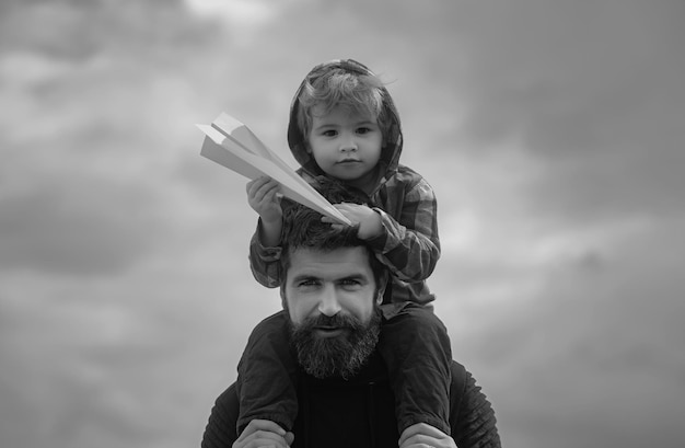 Vacances en famille et convivialité père et fils ensemble papa et fils souriant et étreignant insouciant je