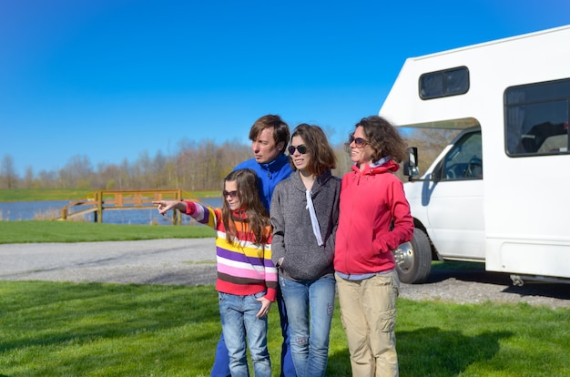 Photo vacances en famille, voyage en camping-car avec des enfants, des parents heureux avec des enfants s'amusent en voyage de vacances en camping-car, extérieur camping-car