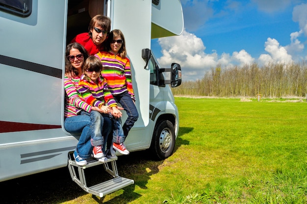 Vacances en famille, voyage en camping-car avec enfants