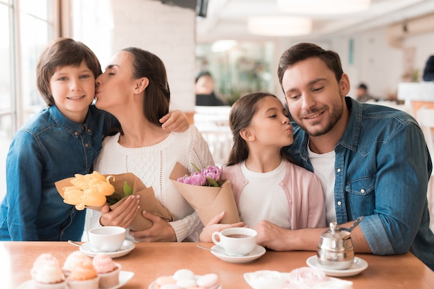 Vacances des femmes au café famille heureuse avec des fleurs.