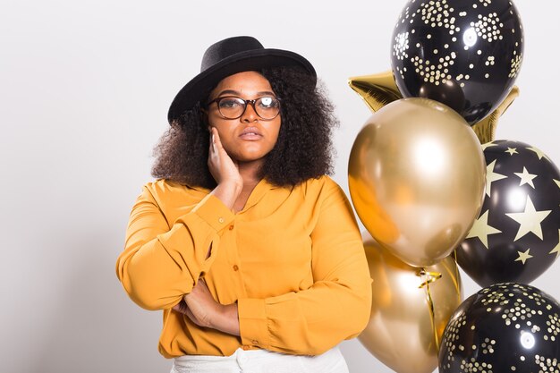 Vacances, fête et concept amusant - Portrait de jeune femme souriante afro-américaine à la recherche