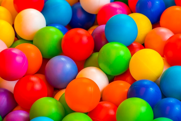 Des vacances, une fête d'enfants, une salle de jeux, une boite remplie de petites boules colorées.