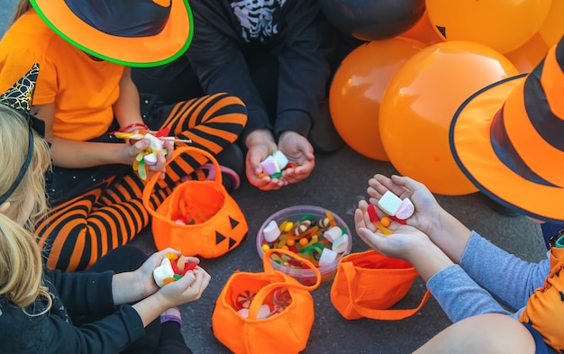 Photo vacances d'halloween, enfant en costume. mise au point sélective. enfant.