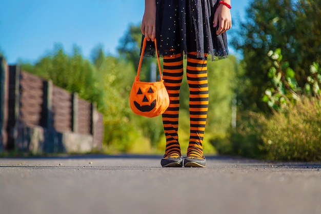 Vacances d'Halloween, fille enfant en costume. Mise au point sélective.