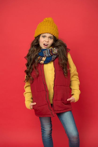 Vacances d'hiver. activité de vacances d'hiver. enfant en bonnet et écharpe tricotés se sentent à l'aise. porter des vêtements confortables pendant la saison froide. une adolescente heureuse porte des vêtements d'hiver chauds. bonheur d'enfance.