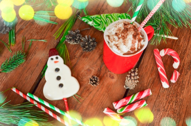 Des vacances d'hiver douces boivent du chocolat chaud Concept d'hiver et de Noël Chocolat chaud avec des guimauves sur une table en bois