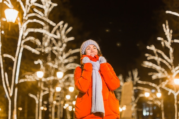 Vacances d'hiver noël nouvel an concept drôle femme heureuse passer du temps à s'amuser près