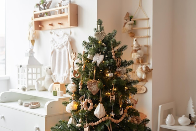 Vacances d'hiver et vacances Noël et nouvel an décoration fond arbre de Noël et jouets résidence du père Noël intérieur de l'appartement de vacances