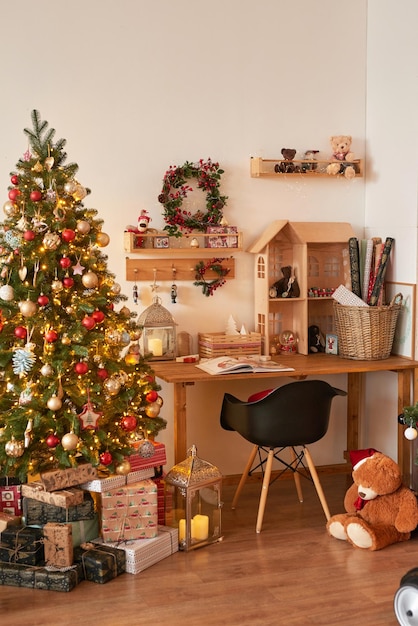 Vacances d'hiver et vacances Noël et nouvel an décoration fond arbre de Noël et jouets résidence du père Noël intérieur de l'appartement de vacances