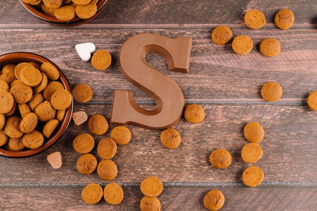 Vacances hollandaises Sinterklaas. Fond avec de la nourriture traditionnelle - pepernoten, lettre de chocolat, bonbons et carottes pour cheval.