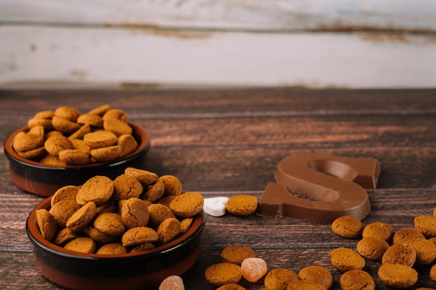 Photo vacances hollandaises sinterklaas. nourriture traditionnelle pepernoten, lettre de chocolat, bonbons et carottes pour cheval.