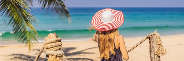 Vacances sur l'île tropicale femme au chapeau profitant de la vue sur la mer depuis le pont en bois bannière format long