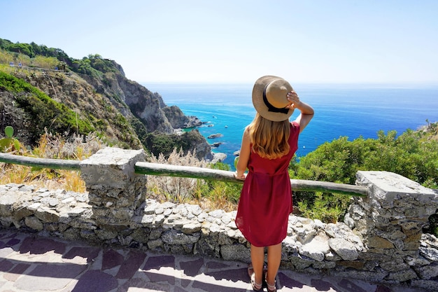 Vacances en Italie corps entier de jeune femme avec chapeau à Capo Vaticano sur la côte des dieux Calabre Italie