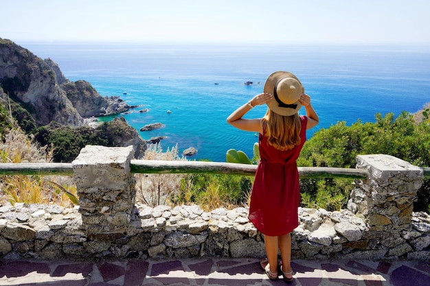 Vacances en Italie Toute la longueur de la jeune femme avec un chapeau à Capo Vaticano sur la Côte des Dieux Calabre Italie