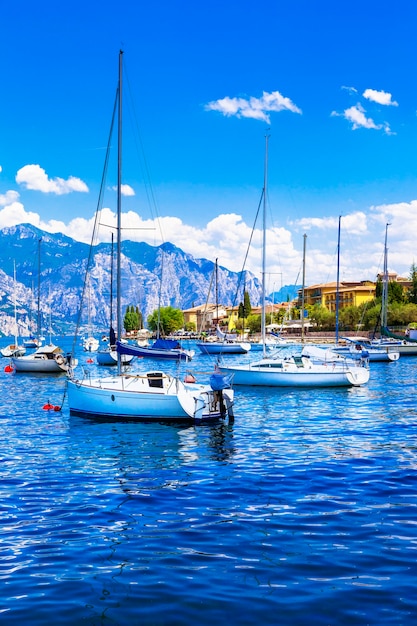 Vacances italiennes, voiliers dans le lac pittoresque Lago di Garda