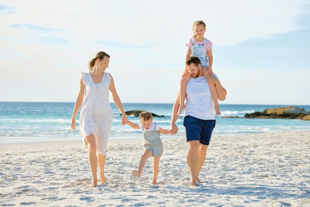 Vacances De Famille Sur La Plage : Mère Et Enfants Image stock