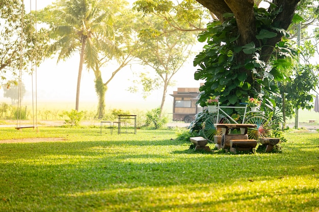 Vacances à la maison avec des arbres avec de l&#39;herbe verte.