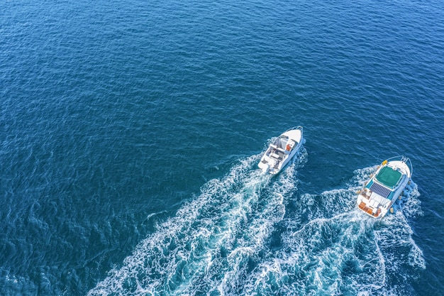 Vacances en mer. Deux yachts à grande vitesse, vue drone. Promenades en mer, location de bateaux de mer.