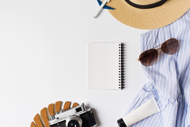 Vacances à la mode à plat avec robe d'été bleue, lunettes de soleil et autres accessoires