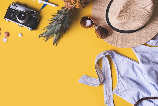 Vacances de mode à plat avec robe d'été en paille bleue chapeau lunettes de soleil et autres accessoires