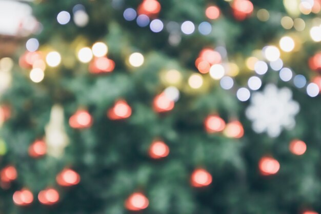 Vacances de Noël abstraites avec la lumière festive de bokeh d'or sur l'arrière-plan flou d'arbre