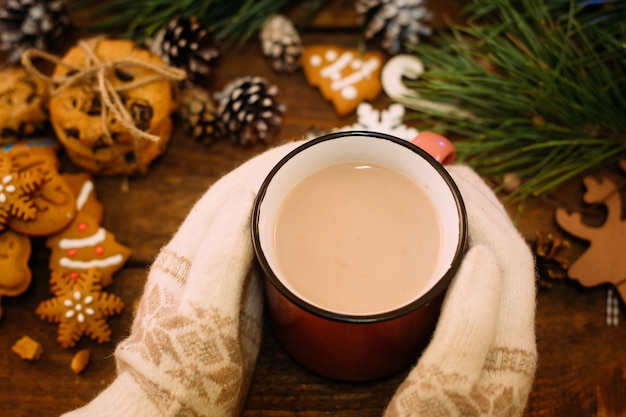 Vacances de Noël chaleureuses avec latte et biscuits.