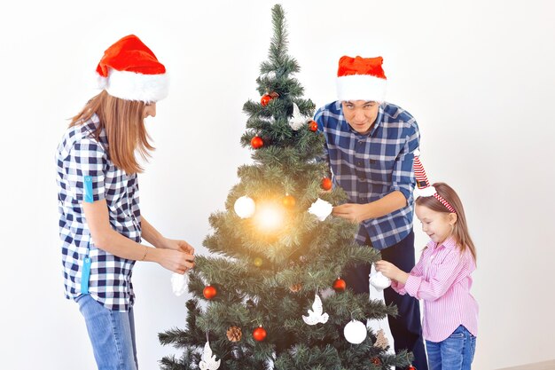 Vacances, Noël et concept de célébration - Héhé, décoration d'arbre de Noël en vacances sur fond blanc.