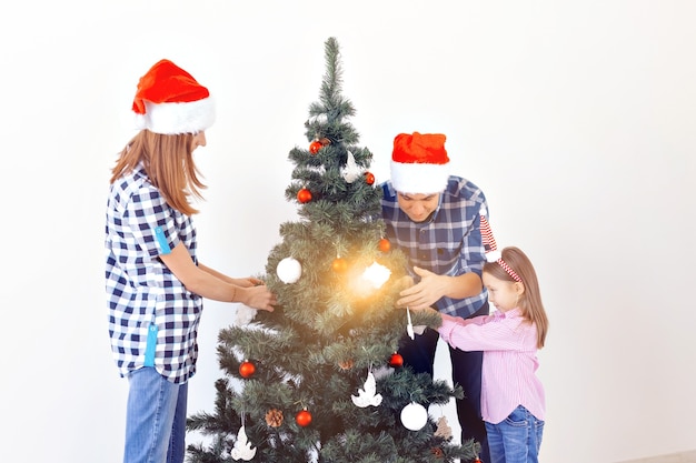 Vacances, Noël et concept de célébration - Héhé, décoration d'arbre de Noël en vacances sur fond blanc.