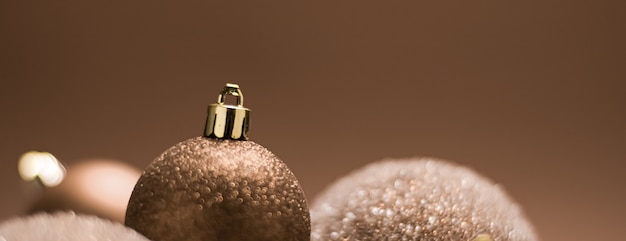 Vacances de Noël et concept de décoration festive boules dorées sur fond beige