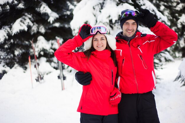 Vacances De Noël Dans La Forêt D'hiver. Portrait D'amoureux Avec Des Skis Aime L'hiver Dans Le Parc.