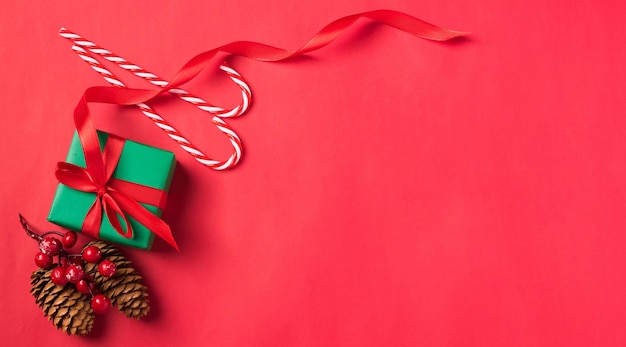 Les vacances de Noël du Nouvel An présentent des pommes de pin et des bonbons décoration de Noël