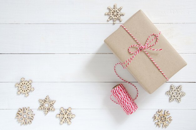 Vacances De Noël Et Fond De Bonne Année. Boîte De Décoration Et De Cadeau De Noël Avec Une Corde Rouge Et Blanche Sur Une Table En Bois Blanc.