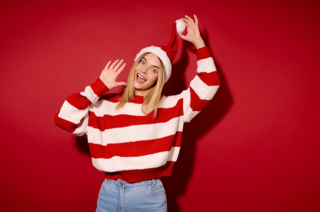 Les vacances de Noël. Une jeune fille blonde dans un vêtement rouge et blanc