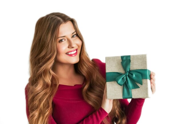 Vacances de Noël présente une femme heureuse tenant un cadeau ou une livraison d'abonnement à une boîte de beauté de luxe isolée sur fond blanc