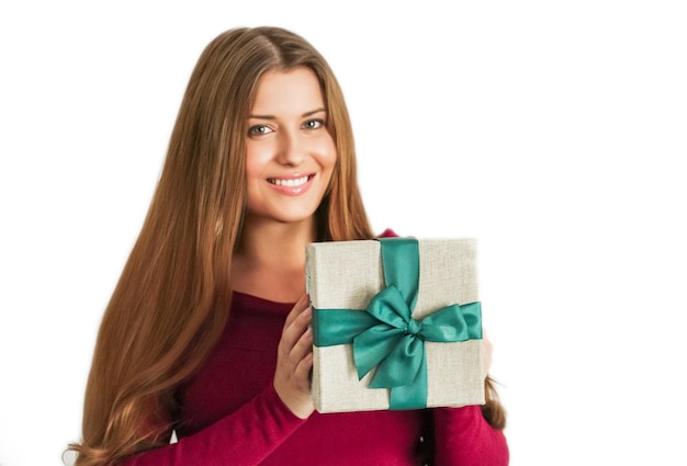 Vacances de Noël présente une femme heureuse tenant un cadeau ou une livraison d'abonnement à une boîte de beauté de luxe isolée sur fond blanc