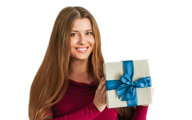 Vacances de Noël présente une femme heureuse tenant un cadeau ou une livraison d'abonnement à une boîte de beauté de luxe isolée sur fond blanc