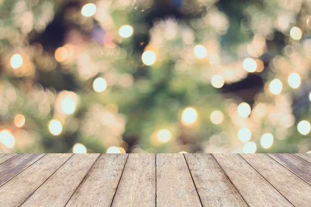 Vacances de Noël avec table en bois vide