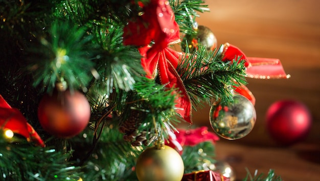 vacances, nouvel an et concept de célébration - gros plan sur un sapin de noël décoré de boules