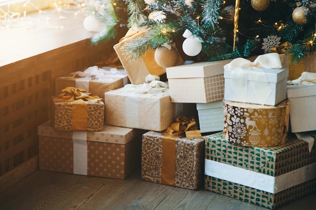 Vacances, nouvel an, concept de décoration et de célébration - un grand arbre de Noël avec des cadeaux . l'intérieur du nouvel an