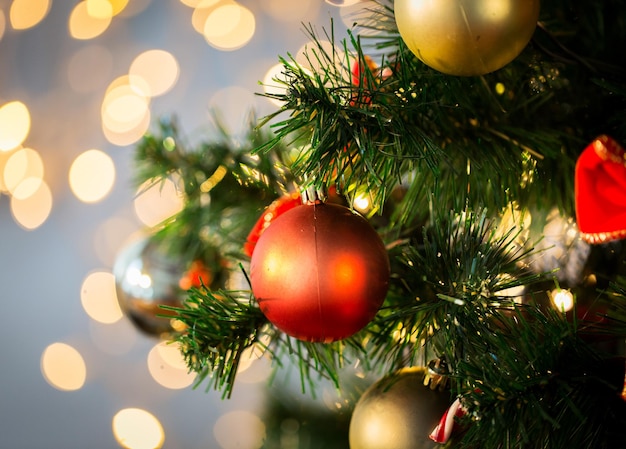 vacances, nouvel an, décoration et concept de fête - gros plan sur un sapin de noël décoré de boules