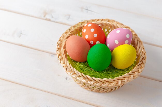 Vacances, panier de Pâques sur table en bois