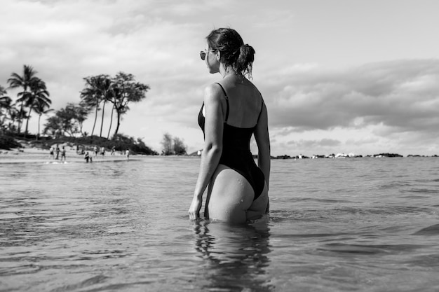 Vacances à la plage. Belle femme en bikini debout profitant de la journée d'été sur la plage à l'océan. Voyage à Hawaï.